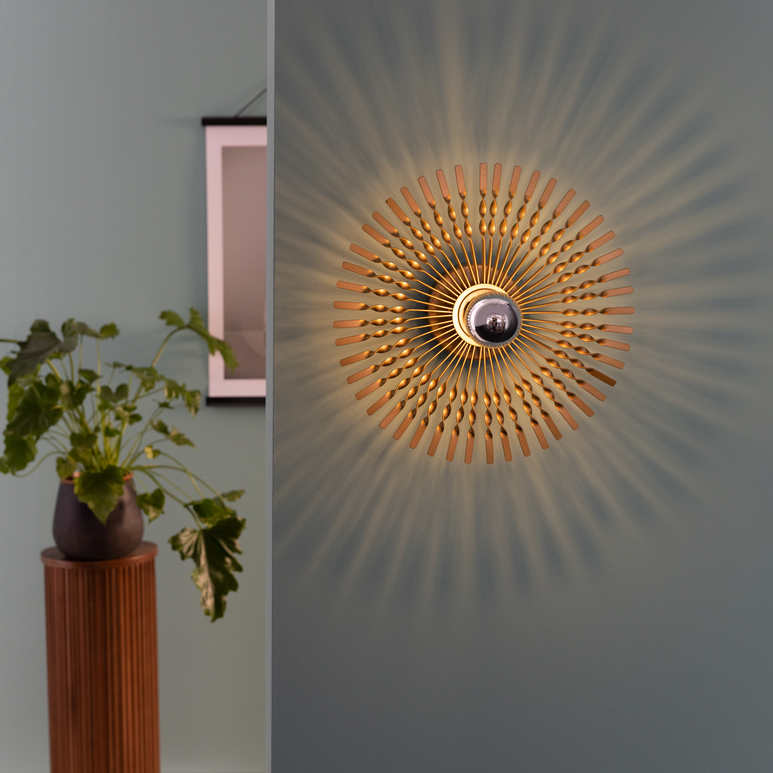 Goldene Wandlampe mit spektakulärem Lichteffekt · Lightbox Leuchten & Licht  GmbH