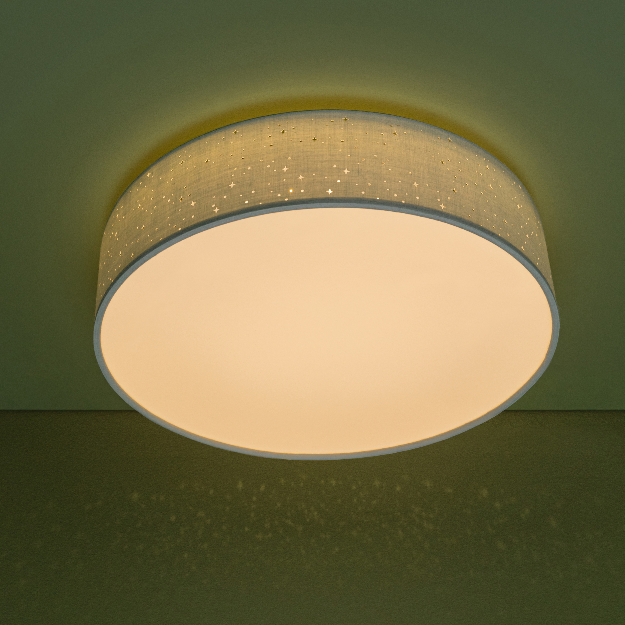 Klassische Deckenlampe mit Stoffschirm · Lightbox Leuchten & Licht GmbH