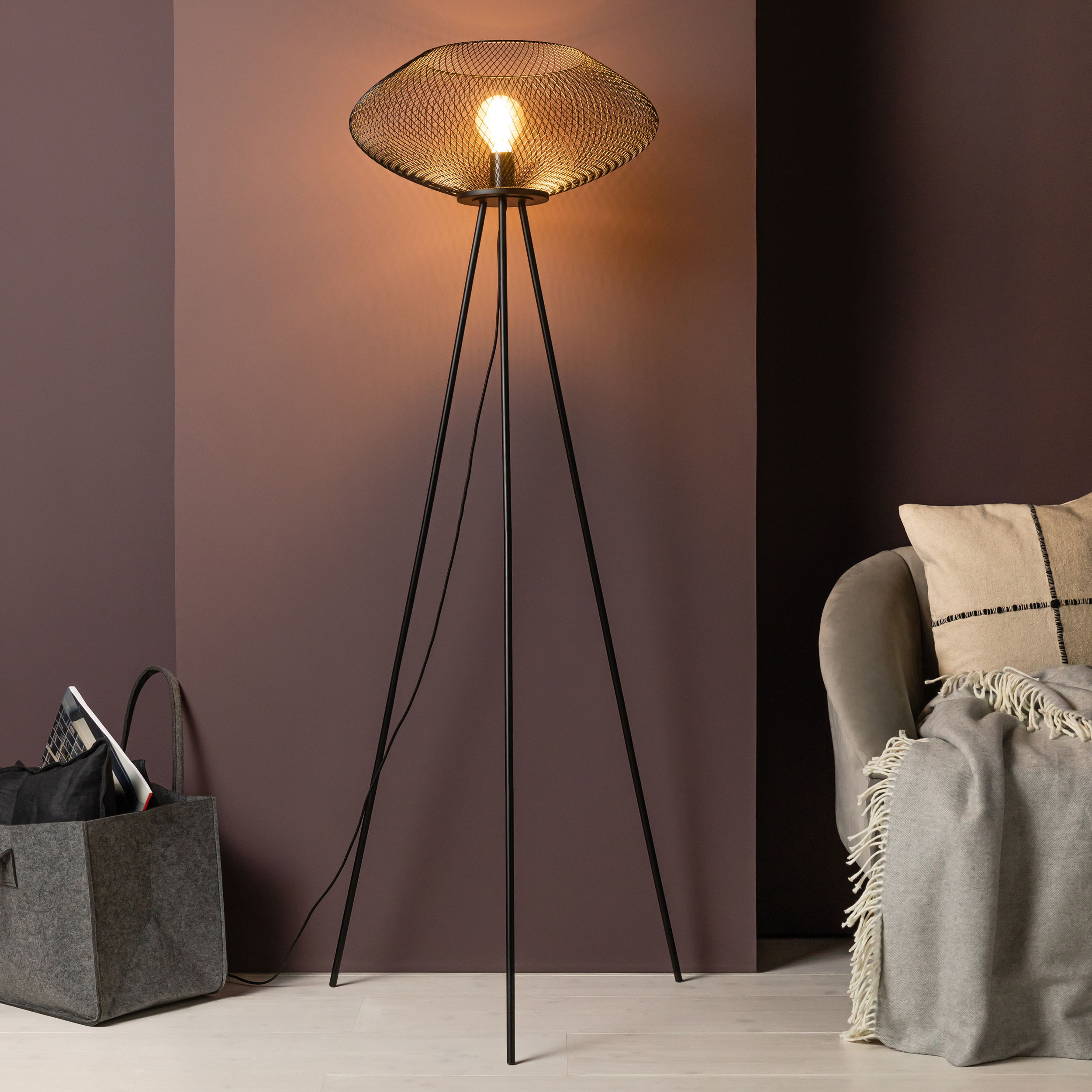 Dreibein Stehlampe mit stylischem Draht Schirm · Lightbox Leuchten & Licht  GmbH